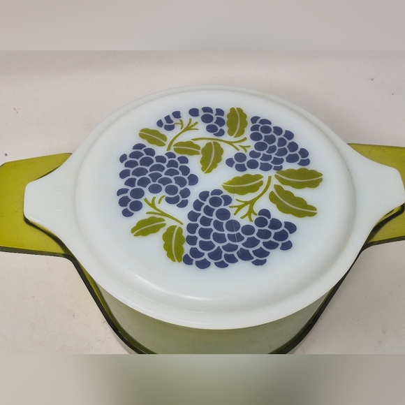 Vintage Pyrex Grape Pattern 1QT Lidded Casserole Dish With Carrier - Picture 3 of 8